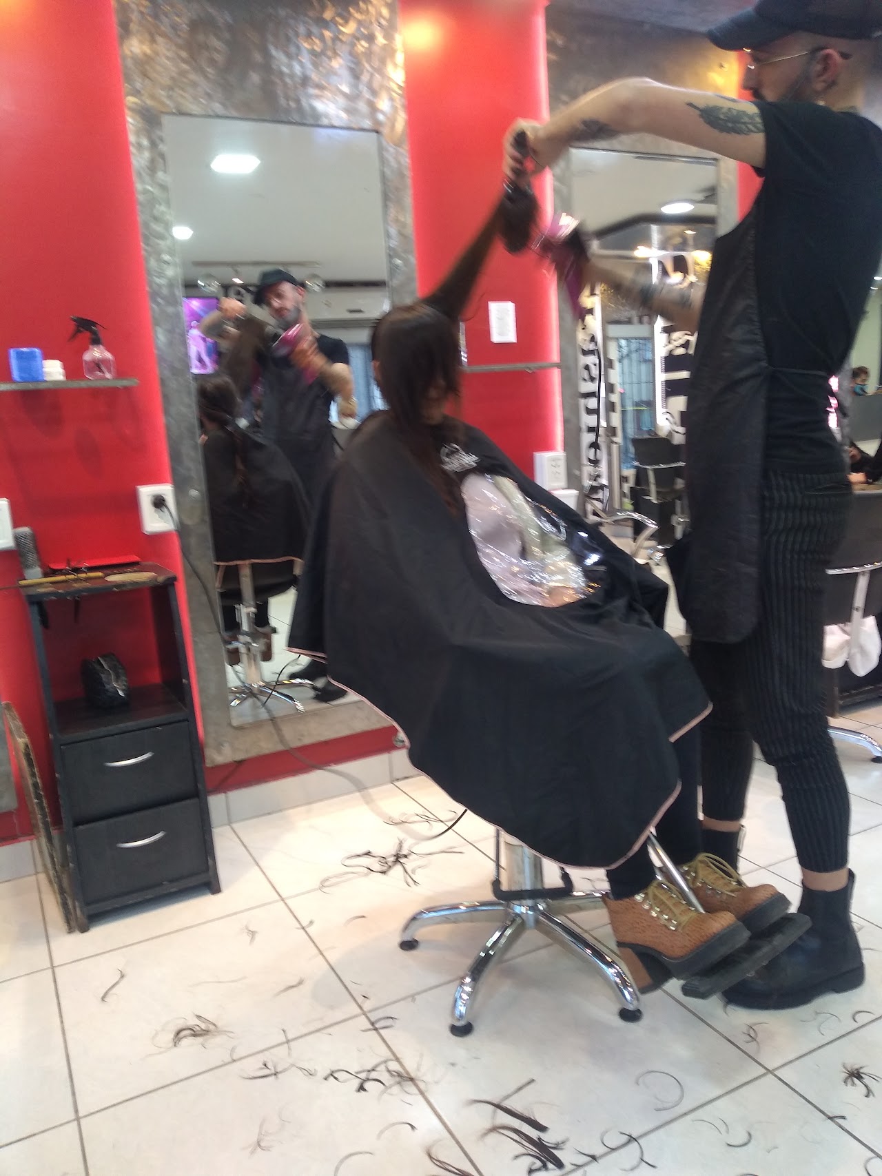 Estilista de Facundo Sebastianelli Peluqueros trabajando en el cabello de una clienta